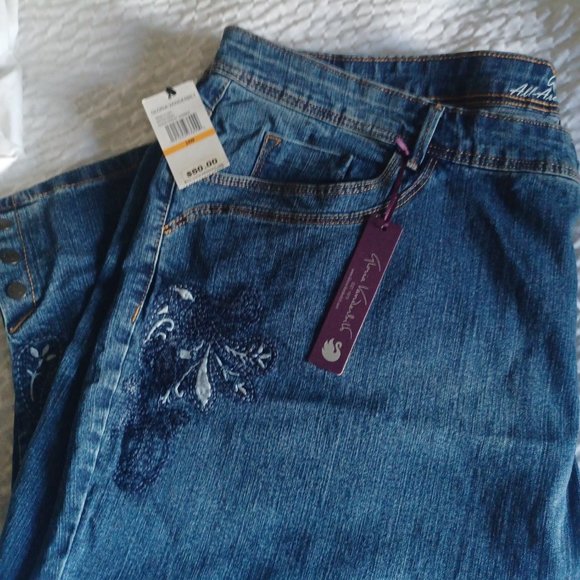 GLORIA  VANDERBILT  CAPRI SHORTS - Picture 4 of 6